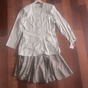 Women’s two pc set dress jacket and skirt. Size 18